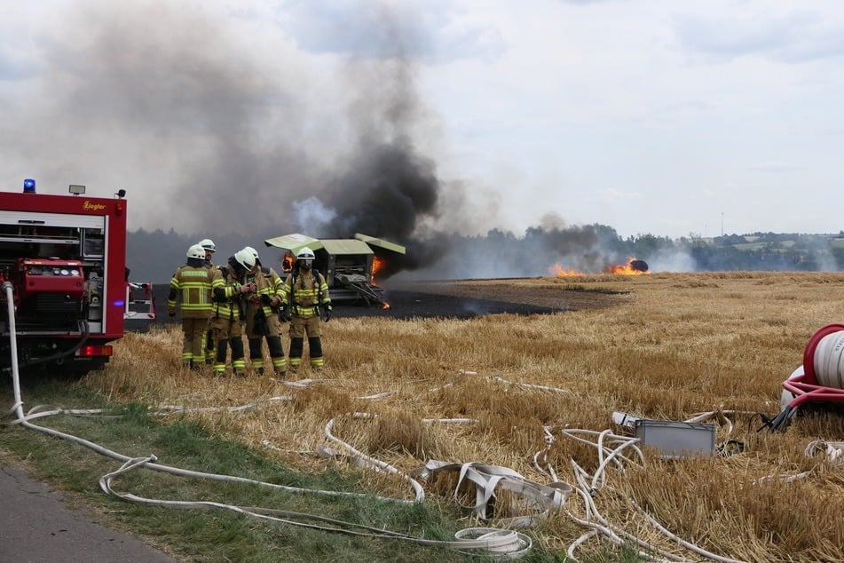 Die Feuerwehrkräfte wollten unbedingt verhindern, dass die Flammen auf ein angrenzendes Waldstück übergehen.