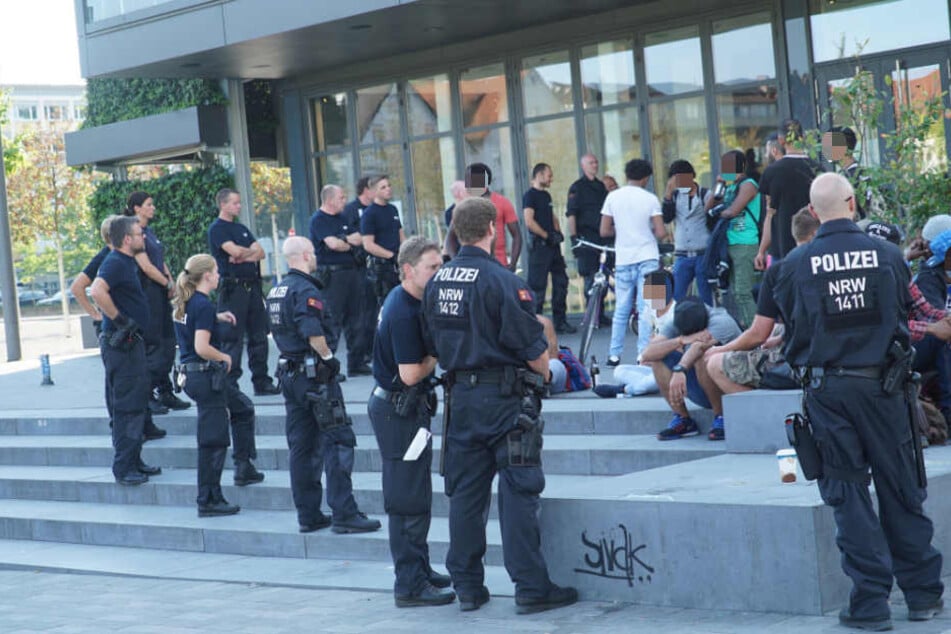 Mehrere Polizisten kontrollierten in der vergangen Woche Personen am Kesselbrink. (Archivbild)