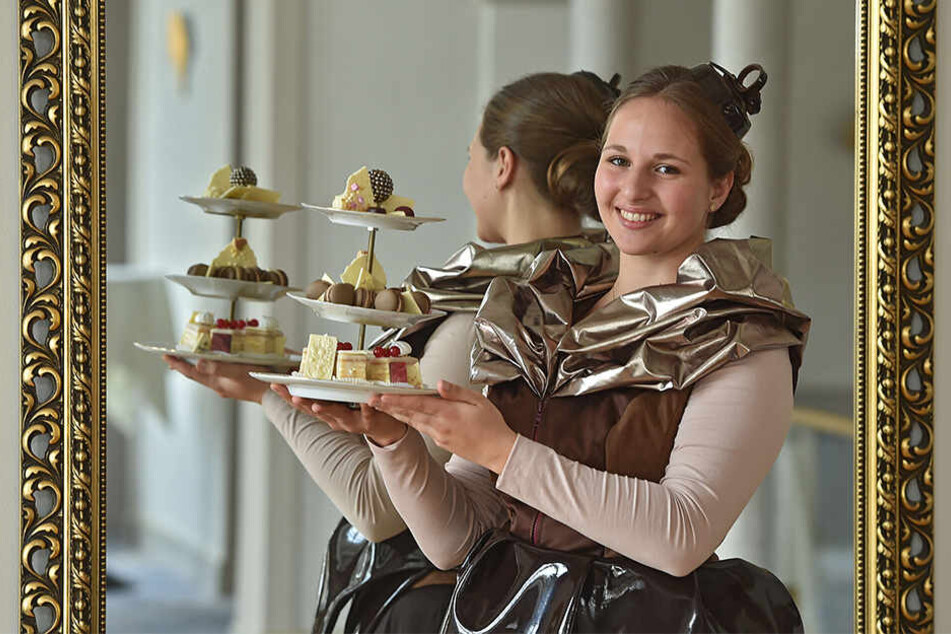 Das neue Schokoladenmädchen Louisa-Marie Eger (20) präsentiert stolz ihre selbst hergestellten Törtchen und Pralinen.