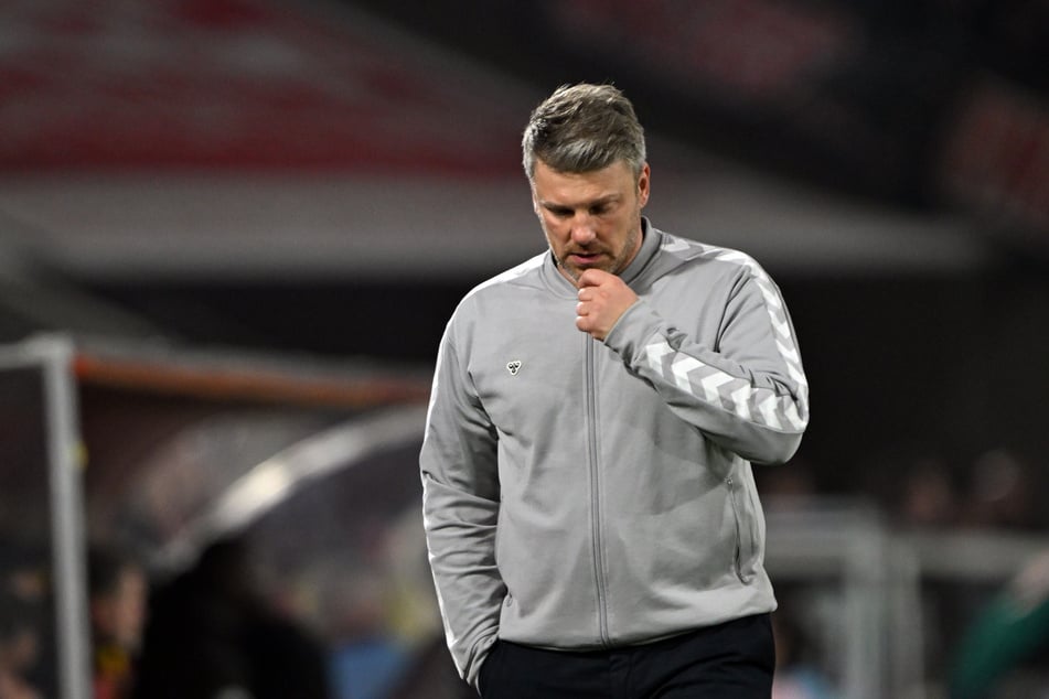 Lukas Kwasniok (44), Trainer des 1. FC Köln, macht sich keine Sorgen um seinen Job.