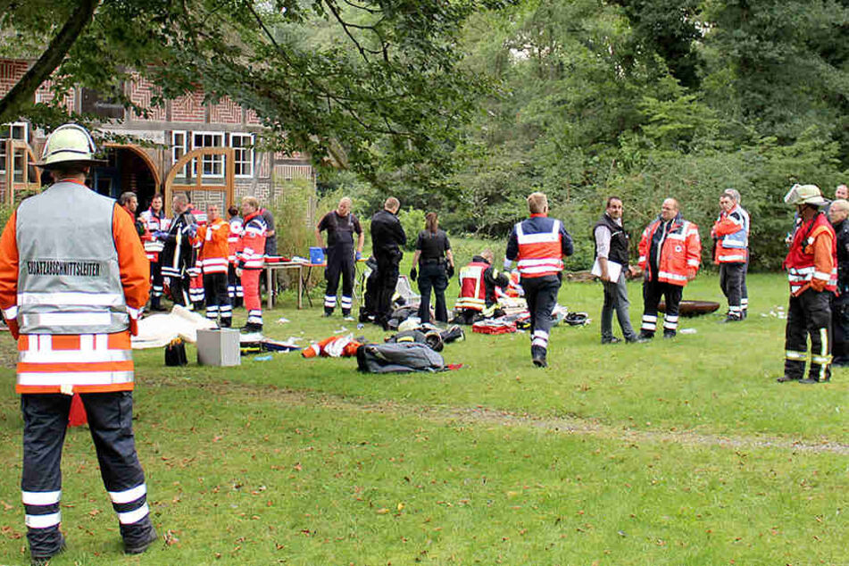 Feuerwehrmänner, Rettungskräfte und Rettungsfahrzeuge während des Notfalleinsatzes vor dem Tagungszentrum.