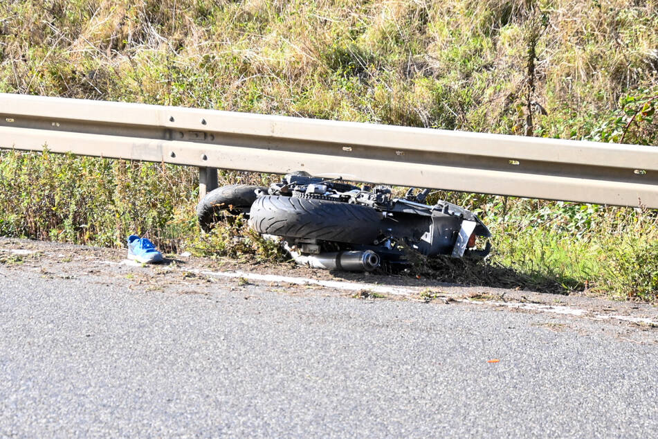 Bei einem Crash auf der B266 ist ein Motorradfahrer verstorben.