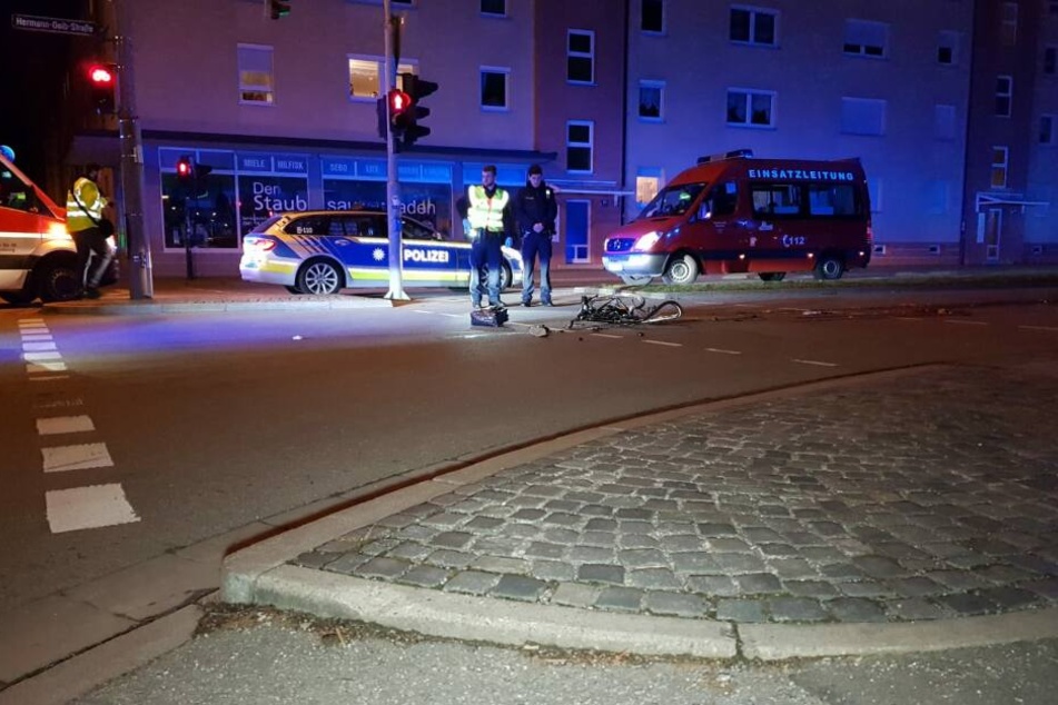 Der Lkw Fahrer bog rechts in die Straße ab und übersah dabei die Frau, die geradeaus fuhr.