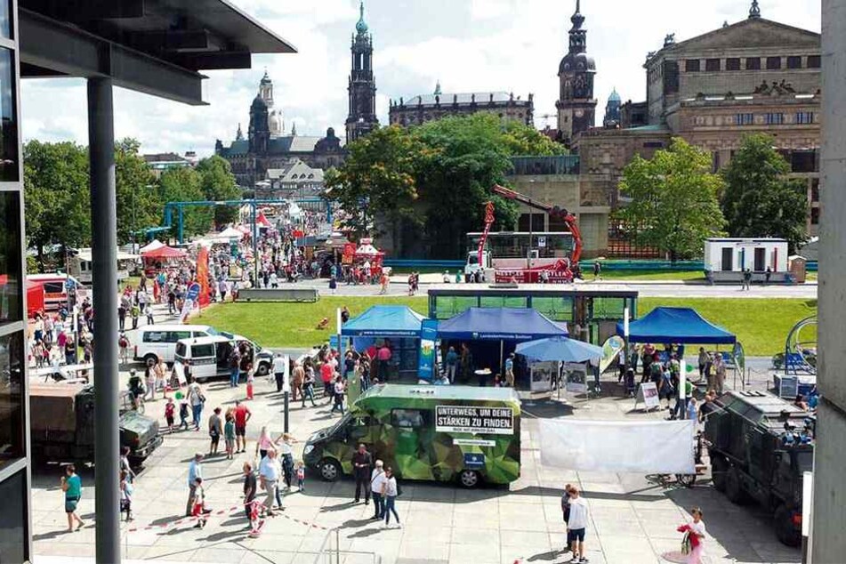 Die "Blaulichtmeile" zum Stadtfest vor dem Landtag wird Ausstellungsort für Dresdens berühmteste Bombe.