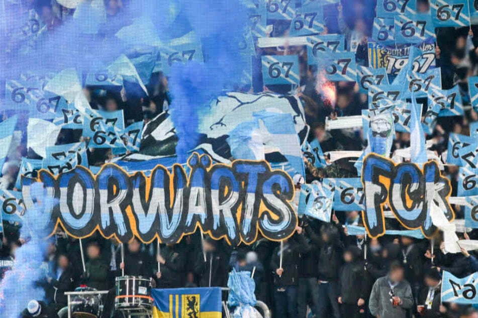 Im Chemnitzer Fanblock wurden beim Einlaufen der Mannschaften mindestens drei blaue Nebeltöpfe und vier Blinker gezündet.