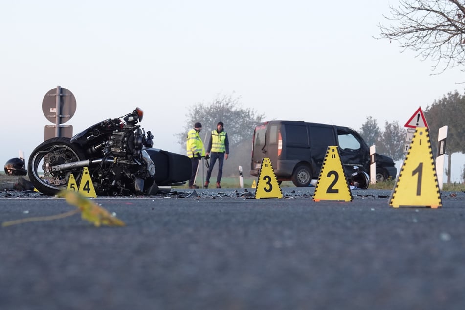 Zwei Menschen kamen bei dem schweren Unfall auf der Staatsstraße 36 ums Leben.