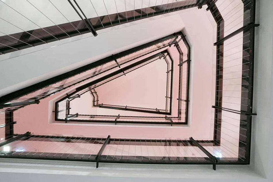 Ein Blick ins Treppenhaus: Das ursprüngliche Geländer wird durch erhöhte
Glasscheiben gesichert.