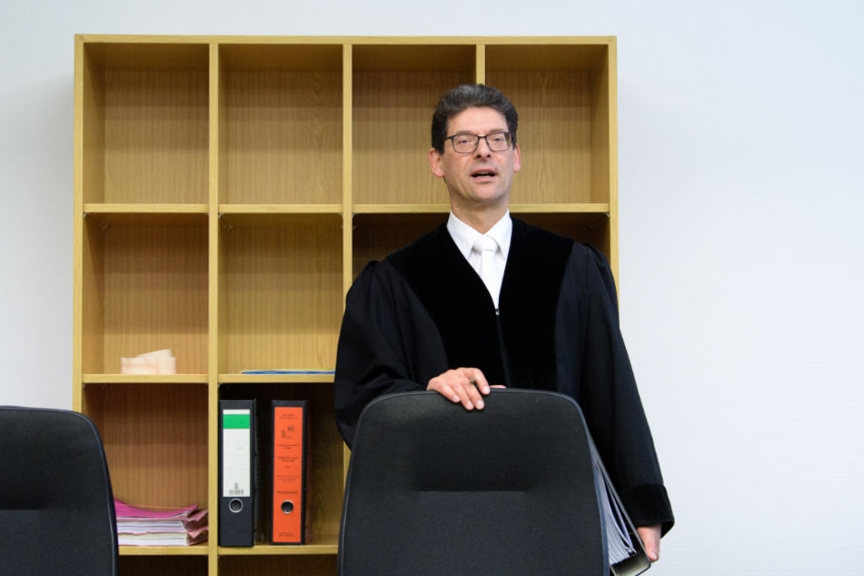 Richter Philipp Stoll eröffnet den Prozess.