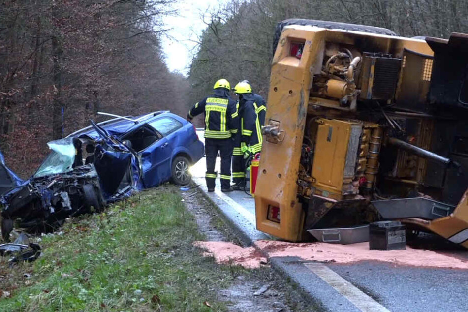 Der Unfall soll laut Augenzeugen beim Überholen in einer langen Linkskurve passier sein.