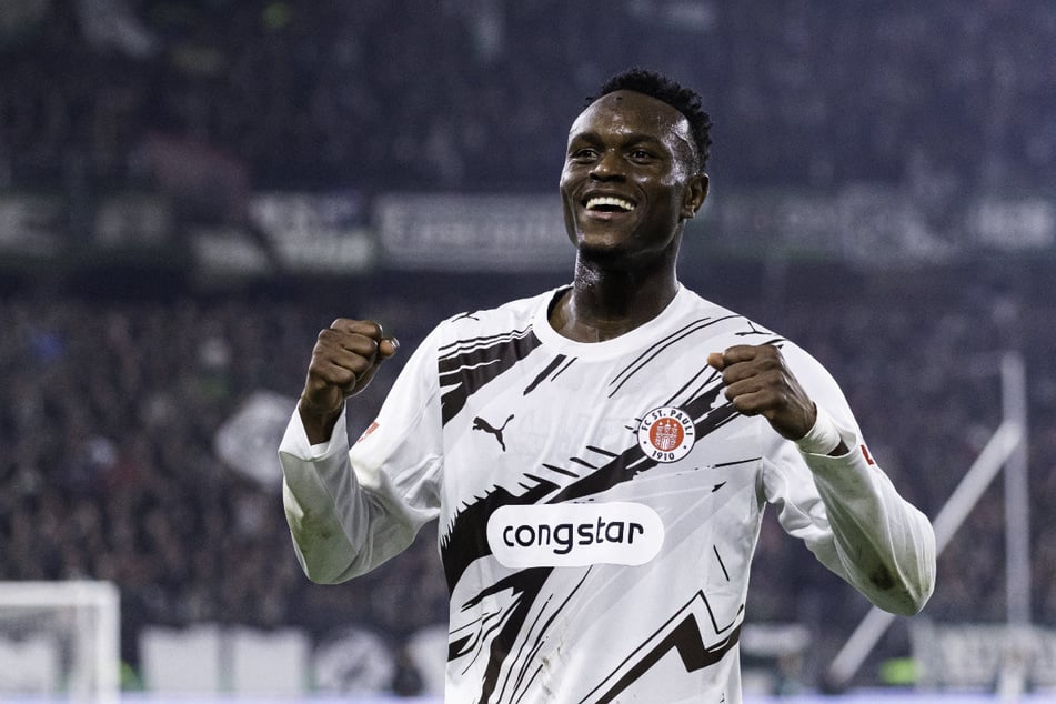 Abdoulie Ceesay jubelt über St. Paulis Führungstreffer unmittelbar vor dem Halbzeitpfiff.