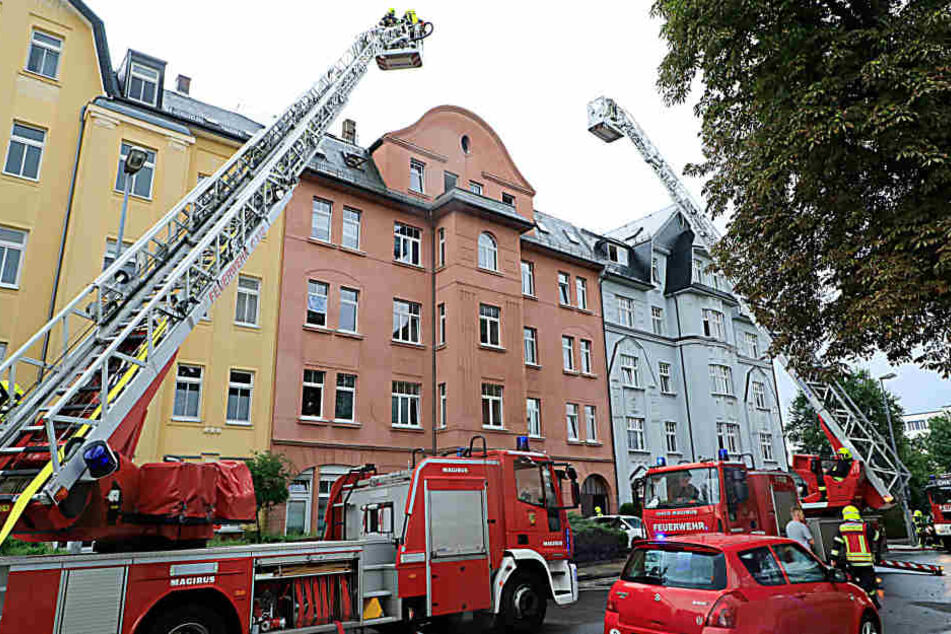 Die Feuerwehr löschte den Brand, die Bewohner konnten wieder in ihre Wohnungen zurückkehren.