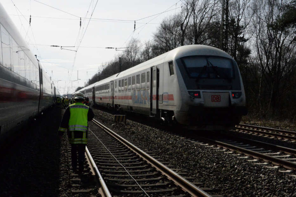 Die Fahrgäste mussten von dem ICE in einen IC umsteigen.