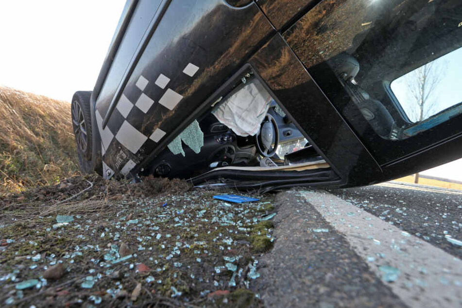 Offenbar wurden die beiden Insassen den Fahrzeuges nicht verletzt.