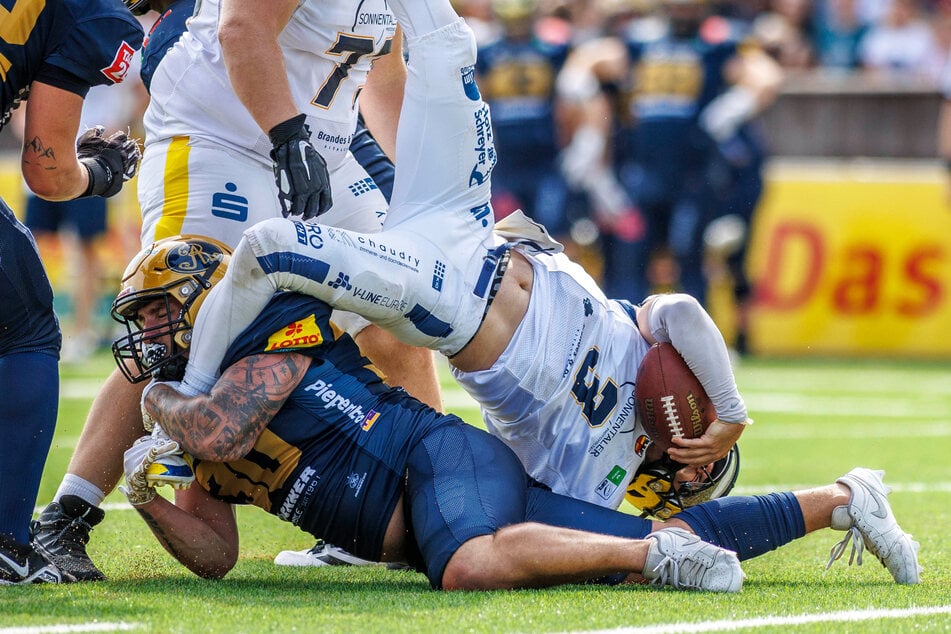 Taylor Pawelkoski (23, l.) kann ordentlich zupacken.