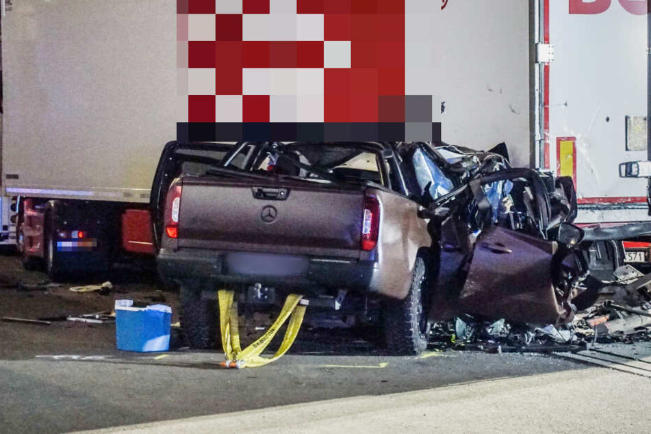 In diesem Wrack starb Ingo Kantorek (44) am frühen Morgen des 16. August. Seine Frau Suzana, die die Mercedes X-Klasse gefahren hatte, erlag im Krankenhaus ihren Verletzungen.