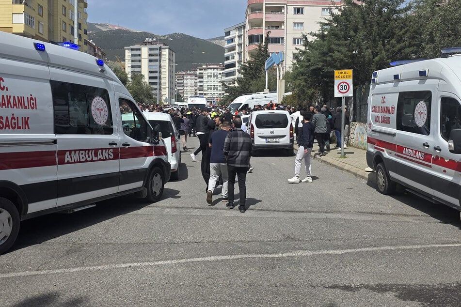 Mit insgesamt fünf Pistolen und sieben Magazinen betrat der 14-jährige Tatverdächtige das Schulgebäude.