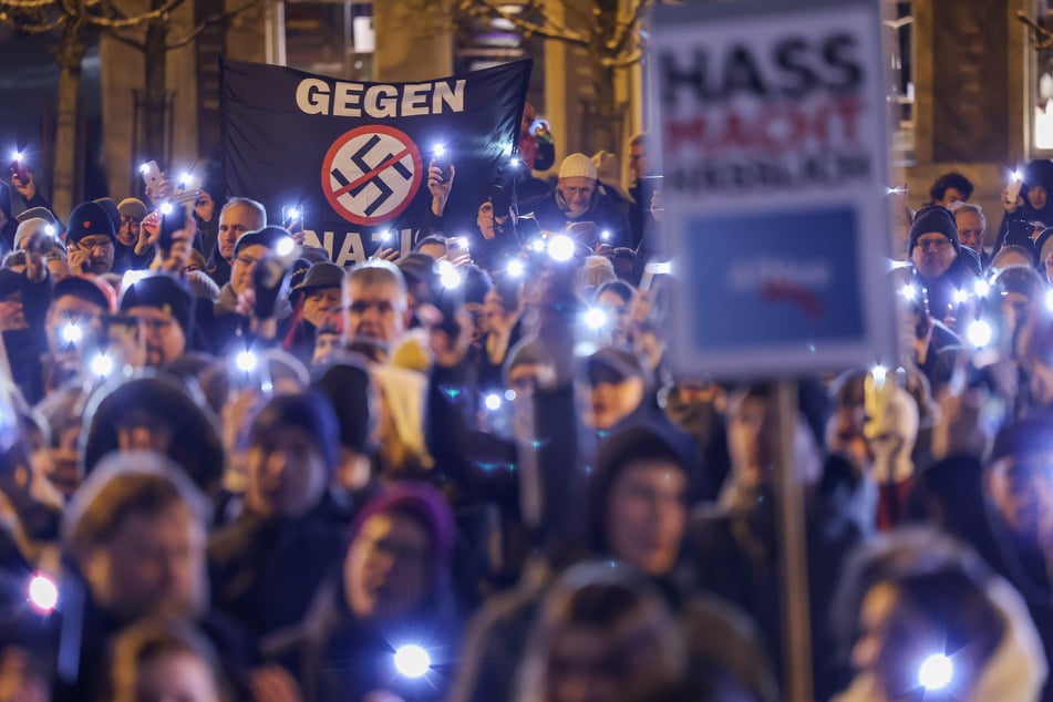 Die deutschlandweiten Demonstrationen reichen laut den Unterzeichnern des Appells nicht aus: Wählen gegen rechts ist wichtiger.
