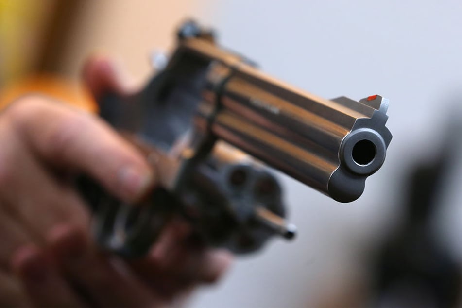 Drei Unbekannte überfielen vier Jugendliche in Eutritzsch. Dabei schossen sie mit einer nicht näher identifizierten Schusswaffe in die Luft. (Symbolbild)