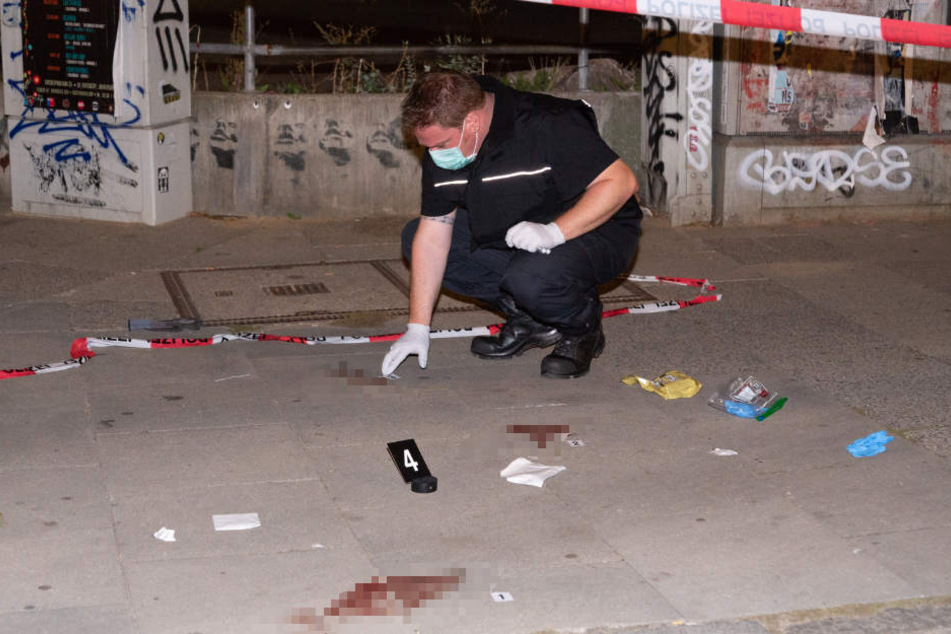 Ein Ermittler untersucht am Donnerstagabend den Tatort in Hamburg-St. Pauli.