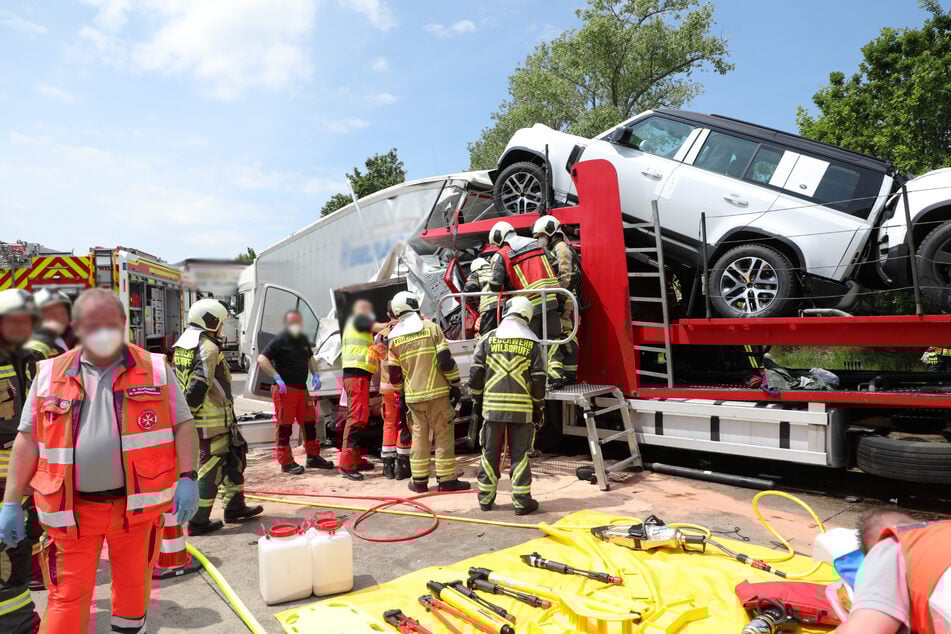 Fahrer eingeklemmt: Erst am Dienstag legte wieder ein schwerer Unfall die A4 - und in der Folge die Ausweichstrecken - lahm.