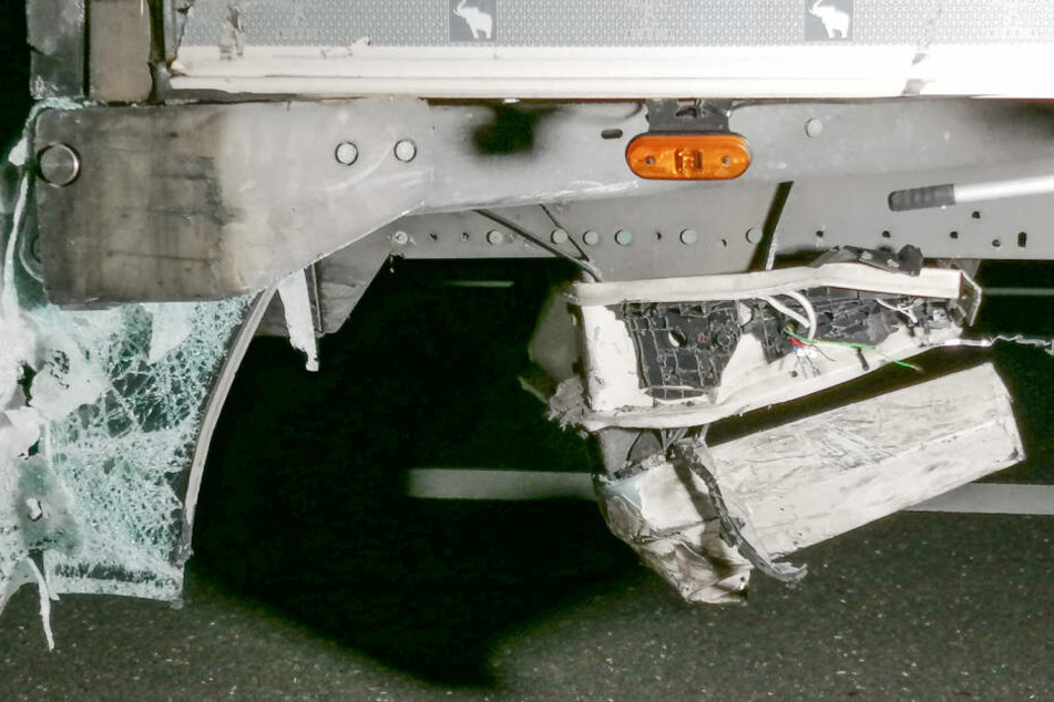 Teile des Wagens blieben im Laster hängen.