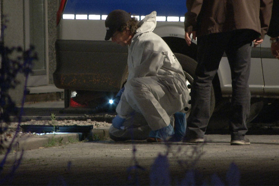Arbeit vor der Haustür: Ein Kripo-Beamter dokumentiert den Anschlagsort vor dem Behördenzentrum Paunsdorf.