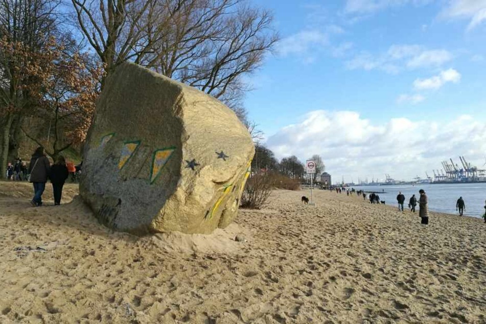 Immer noch großflächig beschmiert: Der "Alte Schwede" an Hamburgs Elbstrand.