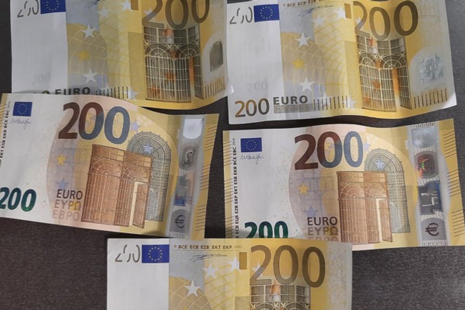 Diese fünf Geldscheine fielen einer Frau im Münchner Hauptbahnhof aus der Bluse.