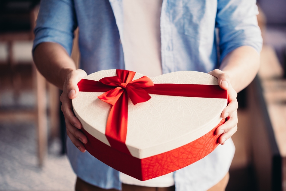 Geschenke, Aufmerksamkeit und gemeinsame Zeit: Teile der Manipulation von Love Bombing.