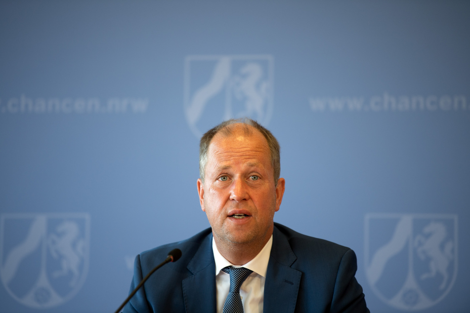 NRW-Ministerpräsident Joachim Stamp (FDP) hat Familien eine Bildungs- und Betreuungsgarantie trotz Corona-Krise ausgesprochen.