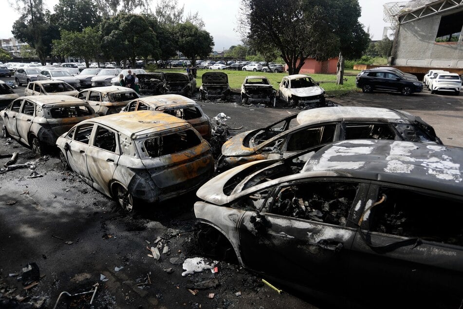 Rund 20 Autos brannten aus, nachdem die abgestürzten Hubschrauber auf dem Boden ein Feuer ausgelöst hatten.