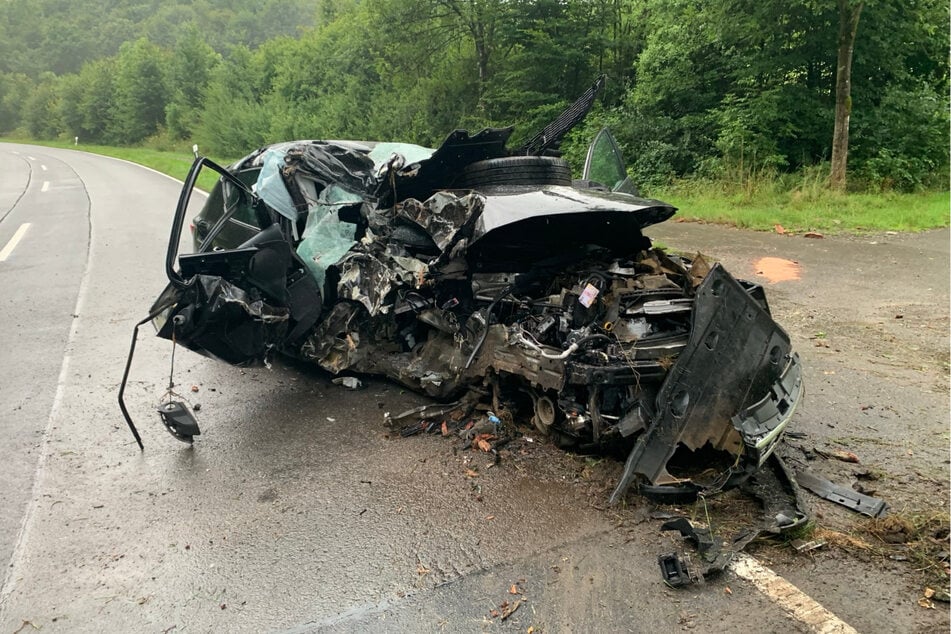 Aus diesem total zerstörten Auto-Wrack kletterte der 26 Jahre alte Unfallfahrer nahezu unverletzt heraus.