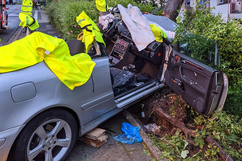 Frau bei Unfall in Auto eingeklemmt: Rettung stellt Feuerwehr vor Probleme