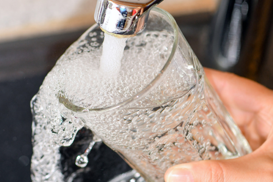 Das Trinkwasser in einigen mittelfränkischen Landkreisen muss abgekocht werden. (Symbolbild)