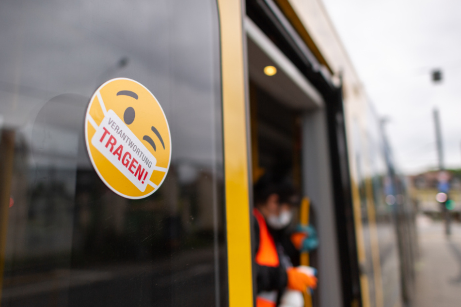 "Verantwortung tragen", ist auf dem Bus der Dresdner Verkehrsbetriebe (DVB) zu lesen (Symbolbild).