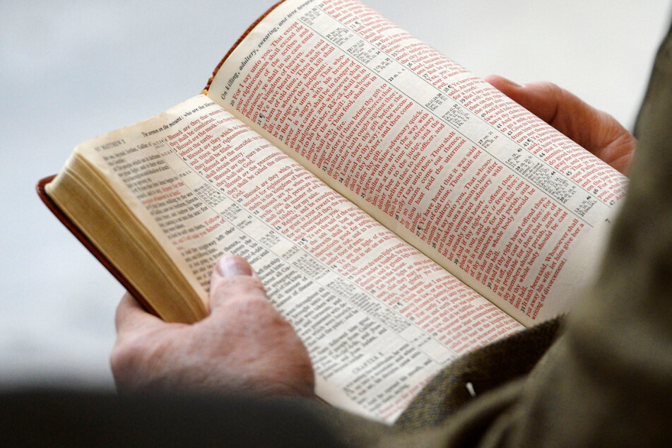 Statt Bargeld gab es für die Betrügerin eine Bibel. (Symbolbild)