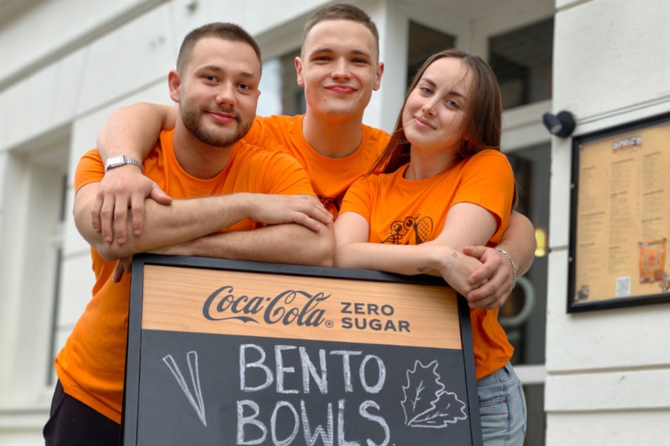 Gabriel Paunescu (24, v.l.), Yegor Poduorchan (21) und Taisira (18) stehen vor dem Restaurant.