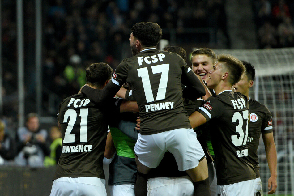Die Spieler des FC St. Pauli jubeln.