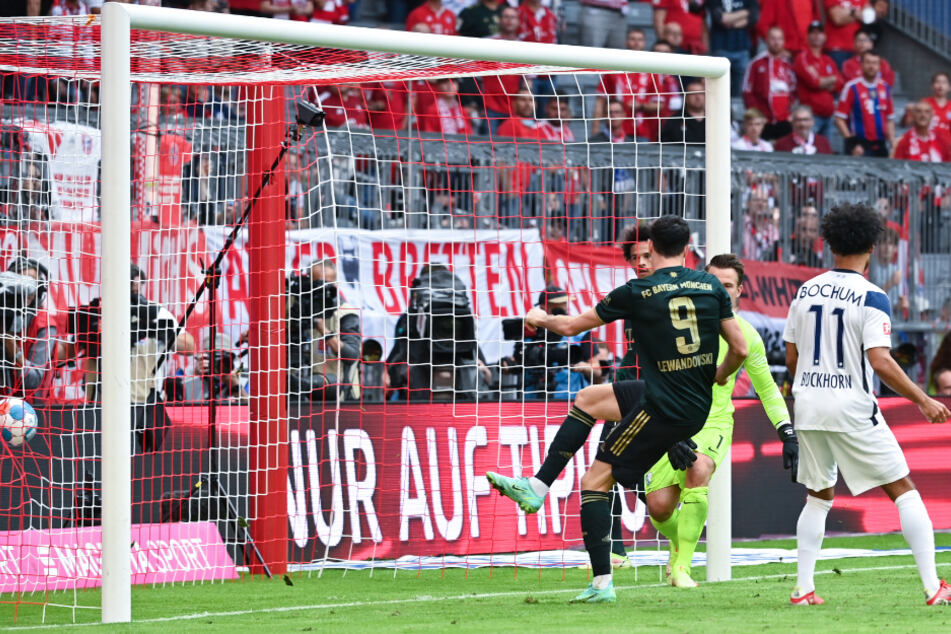 Eine seiner leichtesten Übungen: Robert Lewandowski trifft zur 5:0 Bayern-Führung.