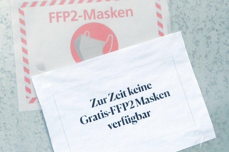 Drei Masken pro Person über 60 Jahre, so das Versprechen. Doch in sächsischen Apotheken kam es bei der Verteilung aufgrund der Kurzfristigkeit zu Problemen.