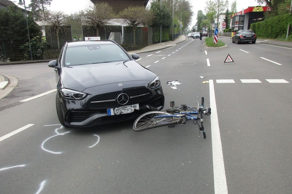 Die Fahrerin des schwarzen Mercedes hatte an der Kreuzung der Radlerin (61) die Vorfahrt genommen.