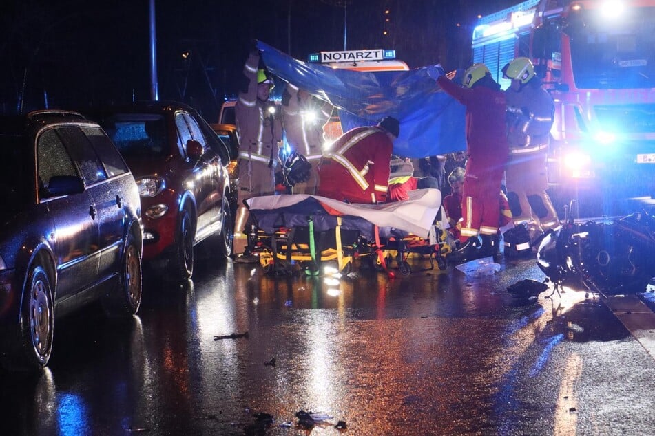 Motorrad kracht in Renault Twingo: Zwei Personen schwer verletzt