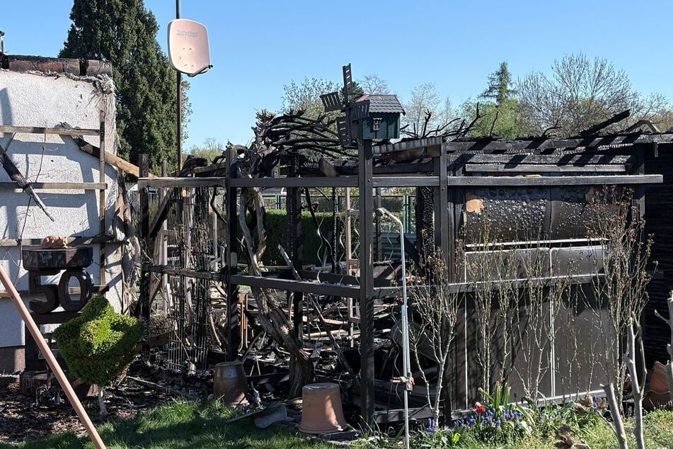 Am Tag ist das volle Ausmaß des Brandes zu erkennen.