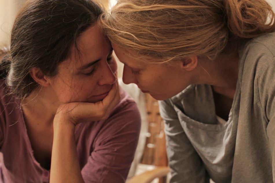 Christiane (l.) und Maria versuchten alles, um ihren Kinderwunsch umzusetzen.