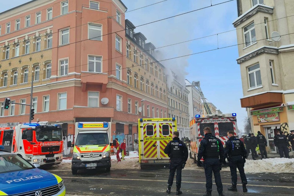 Leipzig: 28 Menschen gerettet! Wohnhausbrand sorgt für Großeinsatz in Leipzig