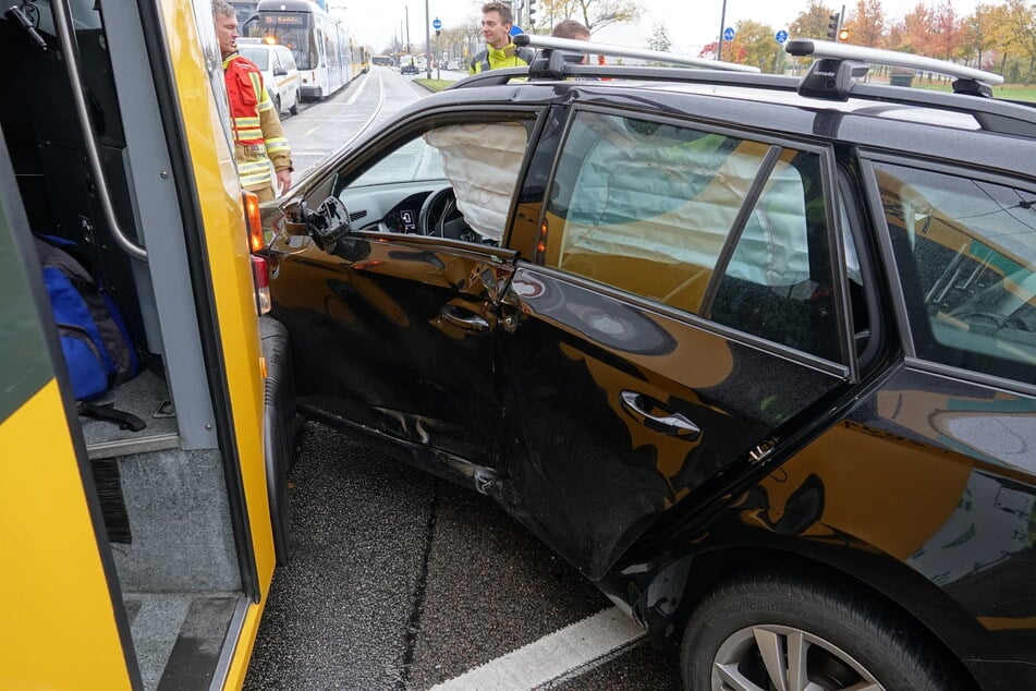 Das Auto trug große Schäden davon.