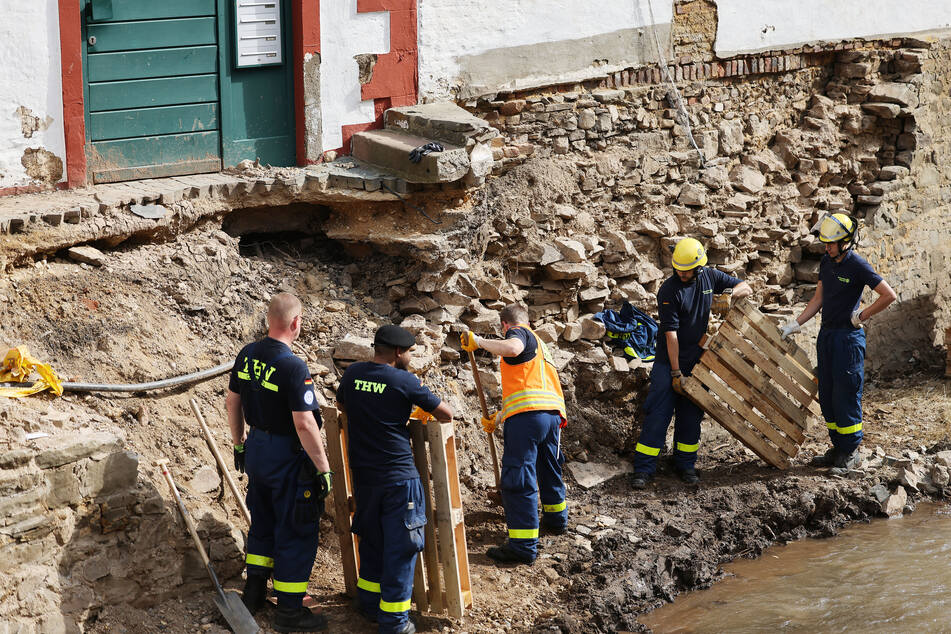 Tage nach der Katastrophe helfen Feuerwehr, THW, Betroffene und Freiwillige in den Flutgebieten.