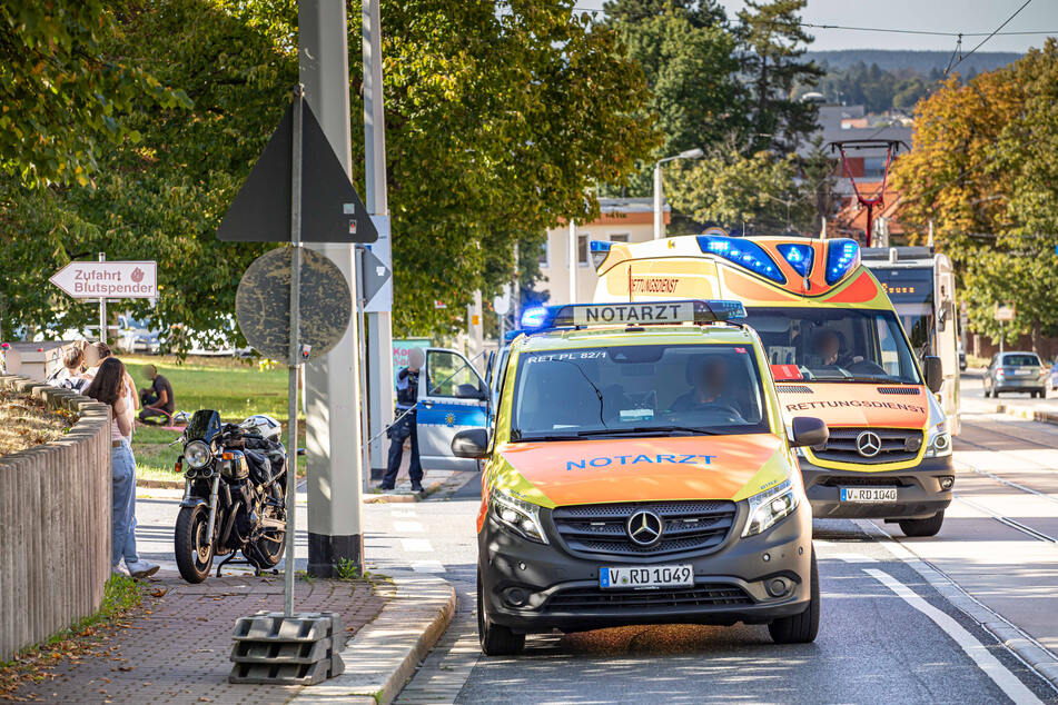 Unfall auf der Röntgenstrasse in Plauen: Ein Motorrad-Fahrer wurde am Donnerstagnachmittag nach einem Crash schwer verletzt.