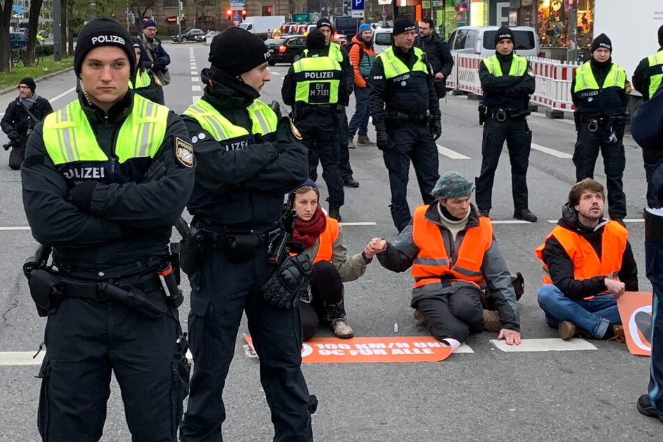 München: "Letzte Generation" klebt sich in München fest, Polizei leitet Verkehr um