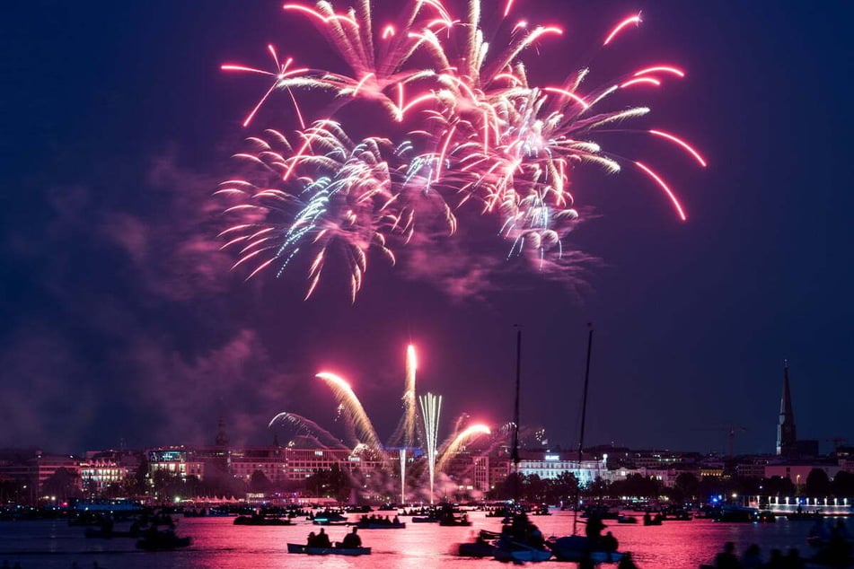 Spektakel über der Außenalster: Das Feuerwerk beginnt traditionell am Freitag um 22.30 Uhr. (Archivfoto)